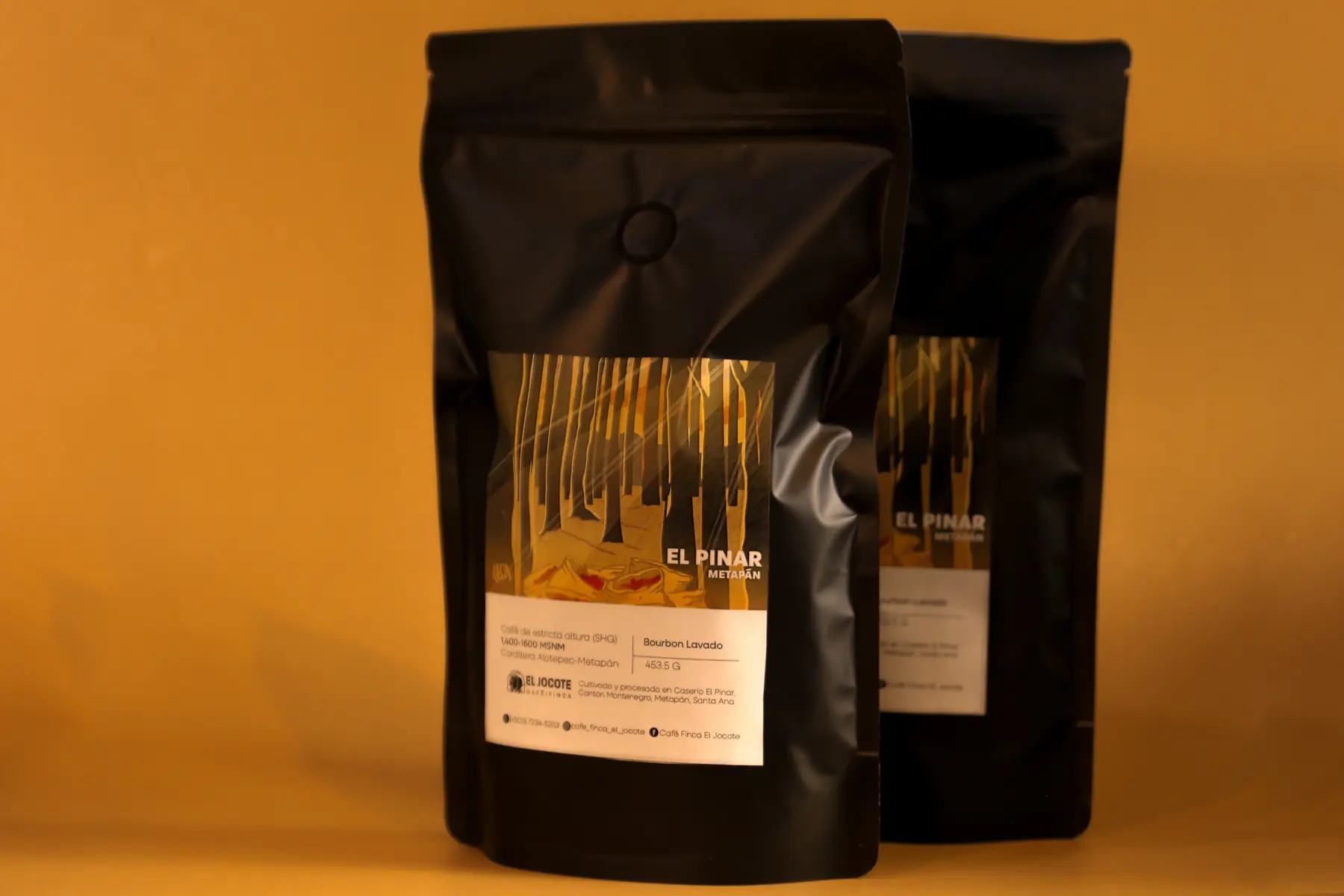 Dos empaques negros de café Bourbon Lavado de Finca El Jocote